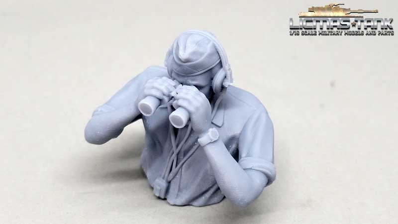 1/16 Deutscher Panzersoldat mit Kopfhörern durch Fernglas schauend