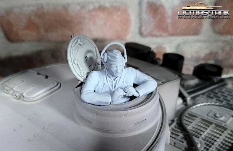 1/16 Figur Deutscher Panzersoldat mit Kopfhörern und Fernglas